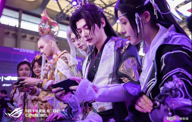 《剑网三无界》Coser助阵ROG游戏手机8ChinaJoy2024持续高能(图3)