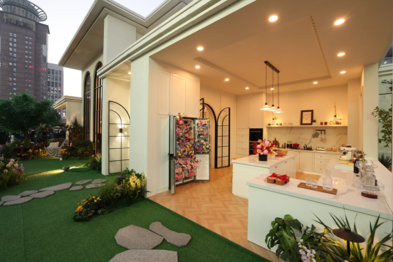 城市地标迎来爆款IP《恋与深空》把游戏家园“搬”进东方明珠(图2)