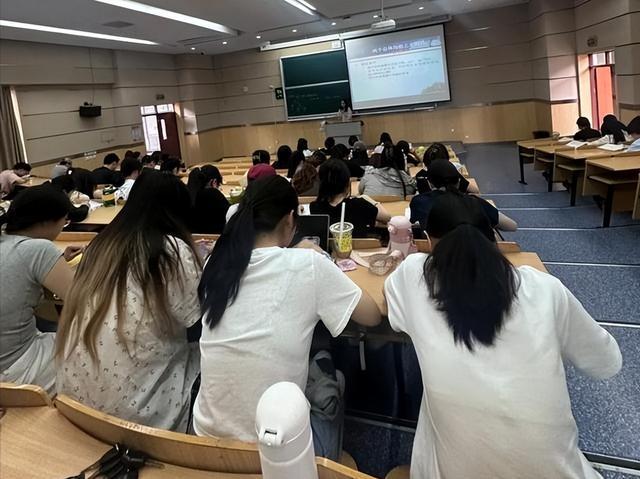 “普通家庭的机会正被堵死！”浙大8万、南开10万工科也在涨价(图1)